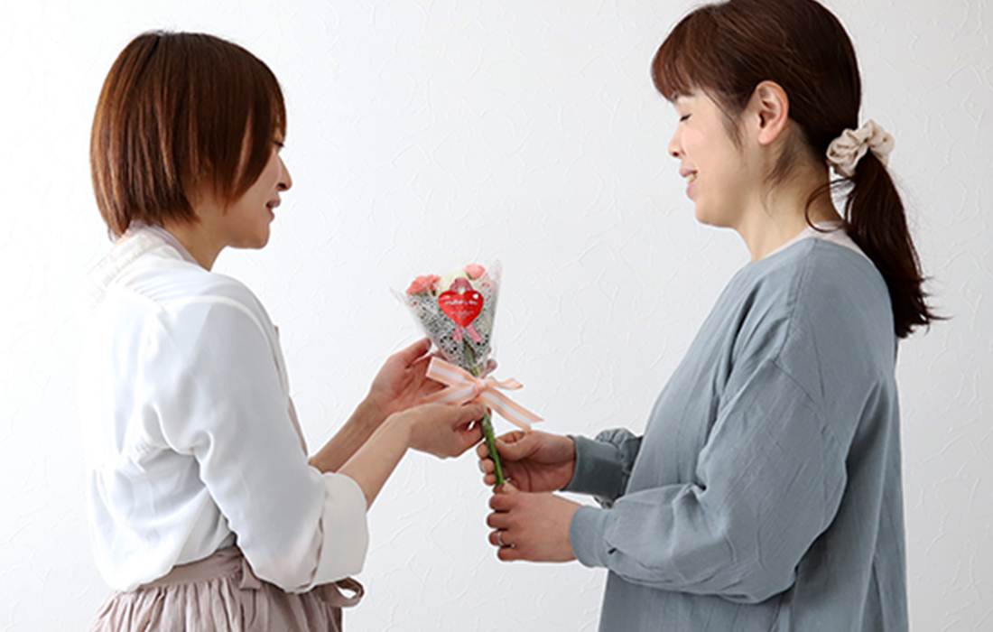 二人でお花を持つ女性二人